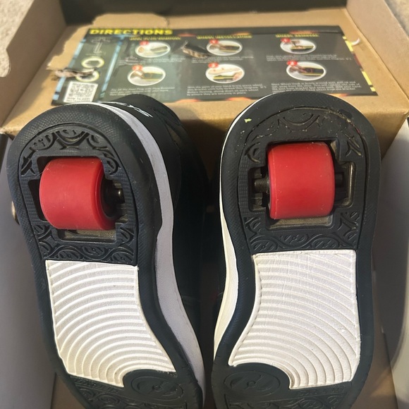 Heelys Black and White with Red accents - Picture 5 of 5